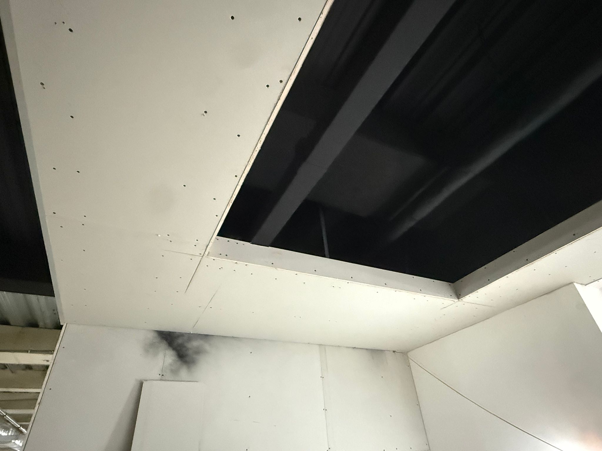 Plasterboard ceiling with blackout spray